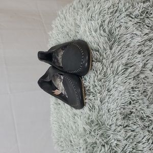 Unbranded black leather flats.‎